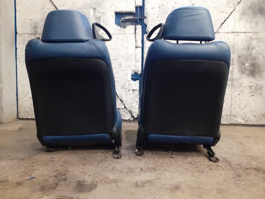 Dwa fotele samochodowe