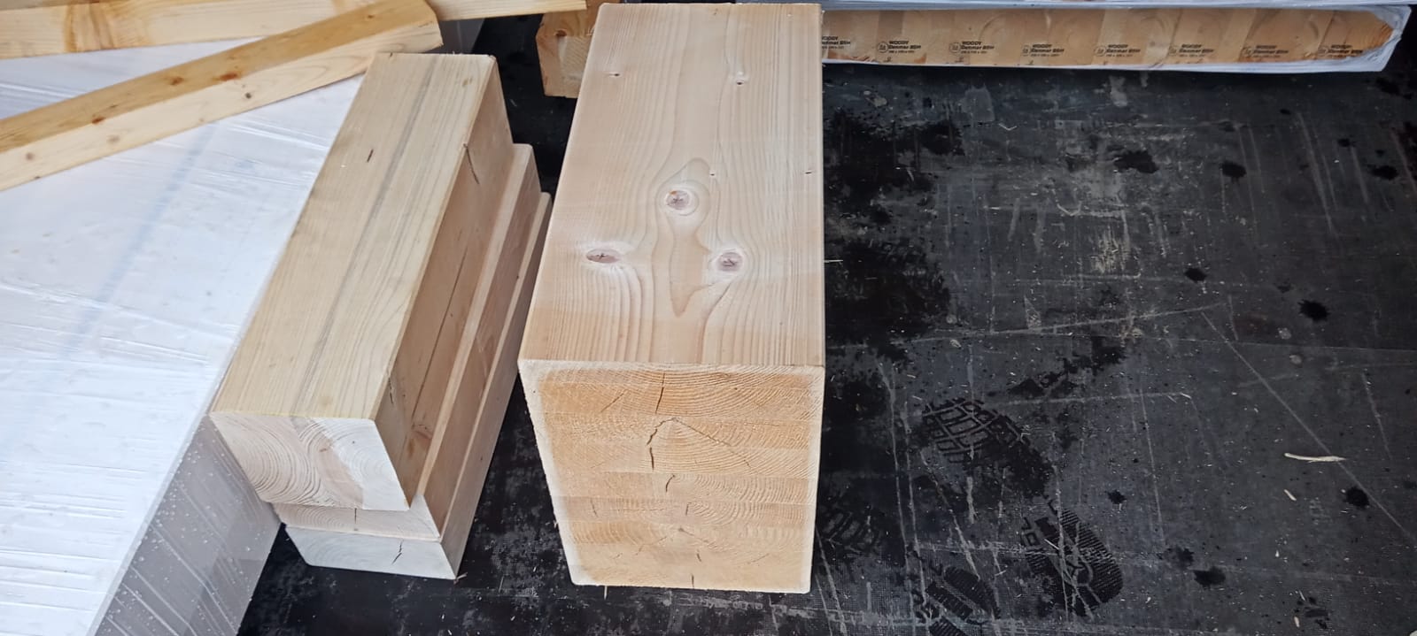 4 belki (drewno konstrukcyjne; L=0,5m)
